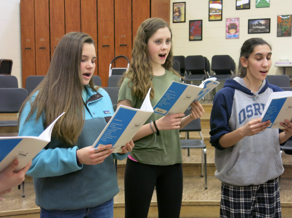 A capella students rehearse for their performance this Sunday