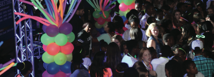 Students dance at Homecoming 2015.