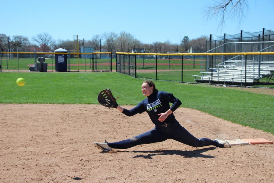 Senior+Lucy+Hart+stretches+off+of+first+base.