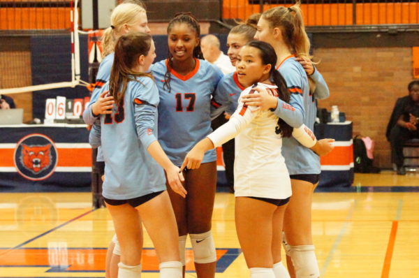 Junior Francisca Taylor (#17) lead the team during the first set, with an impressive show of digs and blocks.