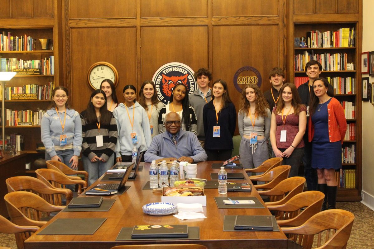 Journalism students meet with and interview Rep. Clyburn at press confer-
ence. THE EVANSTONIAN